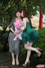 组图：黄思婷短裙秀身材 王彩桦乐当贴身媒婆