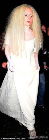 组图：Gaga伦敦全裸表演 当众脱衣豪放露三点