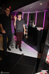 组图：Greyson难忘北京烤鸭 香港会歌迷惹混乱