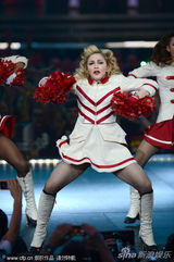 组图：麦当娜巡演与猛男缠绵 肉臀倒立露G奶