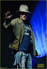 组图：约翰尼德普登台宣传 尽显不羁熟男魅力