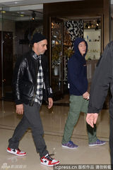 组图：陈冠希醉酒如厕 保镖对女粉丝动粗