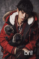 组图：韩歌手郑俊英时尚写真 展休闲绅士风