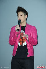 组图：潘玮柏摇下体跳哈林摇 对新恋情没有期待