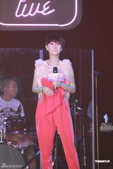 组图：泳儿演唱会带病上阵 险象环生幸无大碍