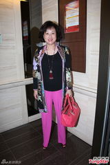 组图：赌王何鸿燊抱恙入院三太探望