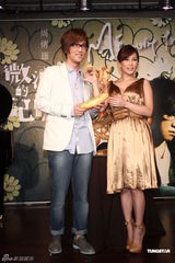 组图：周传雄发片温岚现身 送铁塔面包寓意深长