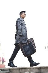 组图：杜淳俊朗街拍演绎早春时尚