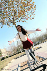 组图：林好白衣红裙街拍 小清新范儿十足