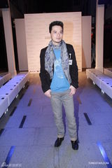 组图：文咏珊清爽亮相时装展 黄耀明展留须造型