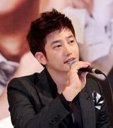 高清图：《逆转的女王》宣传 金南珠年近40性感依旧