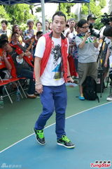 组图：梁汉文玩独木舟脚被割 亮相展示伤口