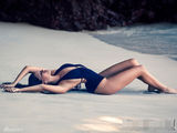 组图：超模米歇尔泳装大片湿身性感 躺沙滩玉体横陈
