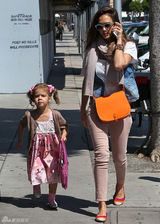 高清组图：辣妈杰西卡-阿尔芭带大女儿奥诺逛街