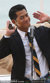 组图：梁家辉跳马舞赚人气 郭富城卖萌宣传《寒战》