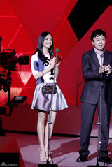 组图：姚晨影像季为宅男颁奖 薄荷绿短裤显清爽