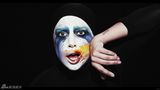 GaGa《Applause》MV造型惊悚 小丑蜕变黑天鹅