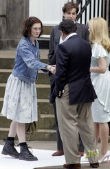 幻灯图：安妮-海瑟薇新片苏格兰热拍 搭档年轻男星