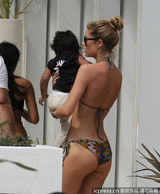 组图：超模科洛斯携子戏水 比基尼秀辣妈好身材