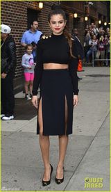 组图：21岁赛琳娜浓妆艳抹高开衩 S曲线傲人