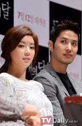 组图：《两个月亮》试映朴寒星金基石亲密互动