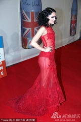 组图：Jessie J透视裙极尽诱惑 登台为火星哥颁奖