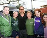 组图：皮特探望贫困家庭 与脱口秀女主持对嘴吻