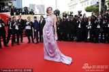 组图：乔沃维奇戛纳走秀大露背长裙性感