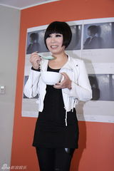 高清组图：黄小琥新专辑开盘红 元宵节复工拜晚年