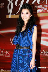 幻灯图：阿Sa(蔡卓妍)时尚现身颁奖礼 走出阴霾露久违笑容