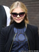 组图：莫瑞兹印花裙高贵典雅 猫眼墨镜玩转时尚