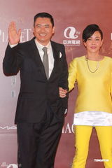 高清图：周润发携夫人现身红毯 司仪打趣贵人出门