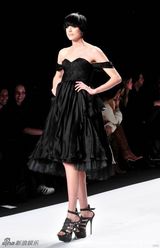 高清组图：超模阿格妮丝迪恩走秀跌倒 险些走光