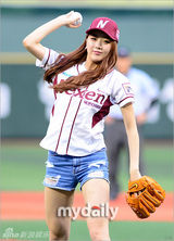 组图：Dal shabet秀彬佑熙担任棒球比赛开球嘉宾