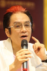 组图：高凌风整形后首现身 谈及前妻数度哽咽