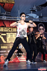 组图：吴建豪帅气亮相大秀舞技 墨镜遮面心情好