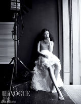 高清图：姚晨登《Vogue》封面 光影斑驳多面夏娃