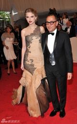 组图：美国时装学院庆典举行 众明星红毯竞艳