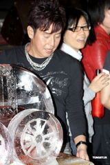 组图：谭咏麟传承摇滚力量提携新人Mr.发新专辑