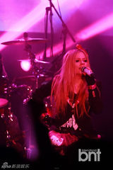 组图：艾薇儿韩国开唱  Kitty猫服装变摇滚甜心