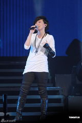 组图：邓紫棋红馆开唱张芸京助阵 为离世外婆献歌