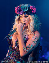 组图：Ke$ha原始人造型开唱 头顶花环脸贴亮片