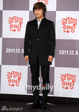 组图：金桢勋尹真书出席新片《致命一击》首映