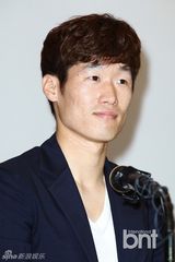 组图：韩球星朴智星公开恋情 爱上美女主播