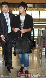 组图：金秀贤赴日宣传《月亮怀抱太阳》