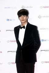 高清组图：元斌等闪耀大钟奖红毯 金慧秀等爆乳抢镜