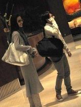 组图：刘亦菲遵母命相亲？约见神秘男神情拘谨