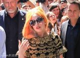 组图：Gaga穿古董刺绣蓬裙 下榻酒店被包围