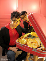 高清图：农夫组合代言服装化身“疯水大师”