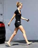 组图：惠特莉街拍黑色运动短裤秀美腿